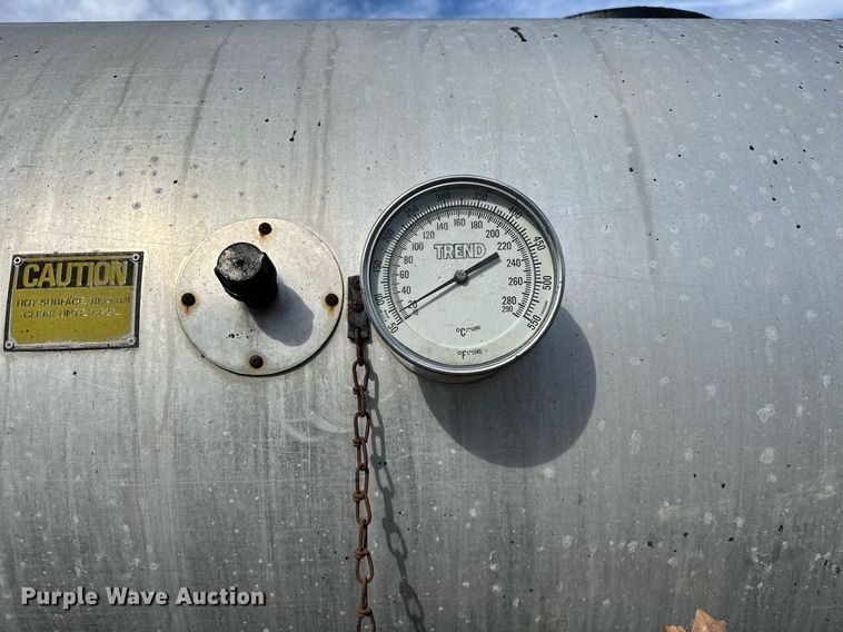 image for item LK9609 1993 Ford F700  oil distributor truck