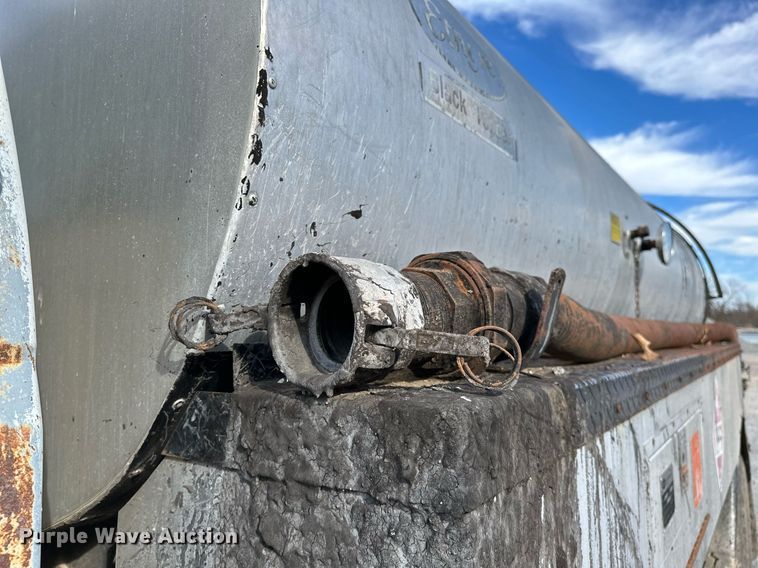 image for item LK9609 1993 Ford F700  oil distributor truck