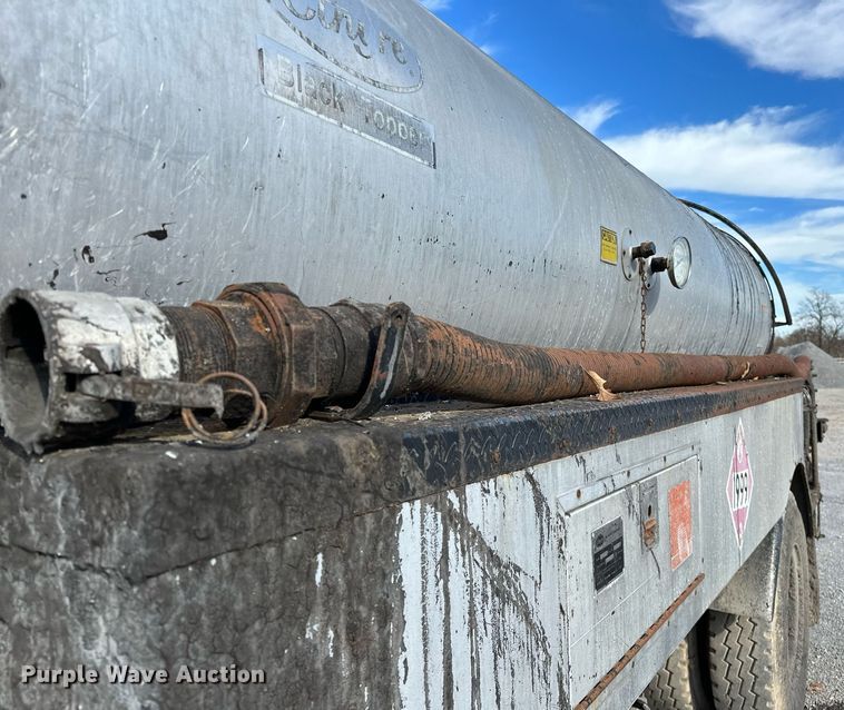 image for item LK9609 1993 Ford F700  oil distributor truck