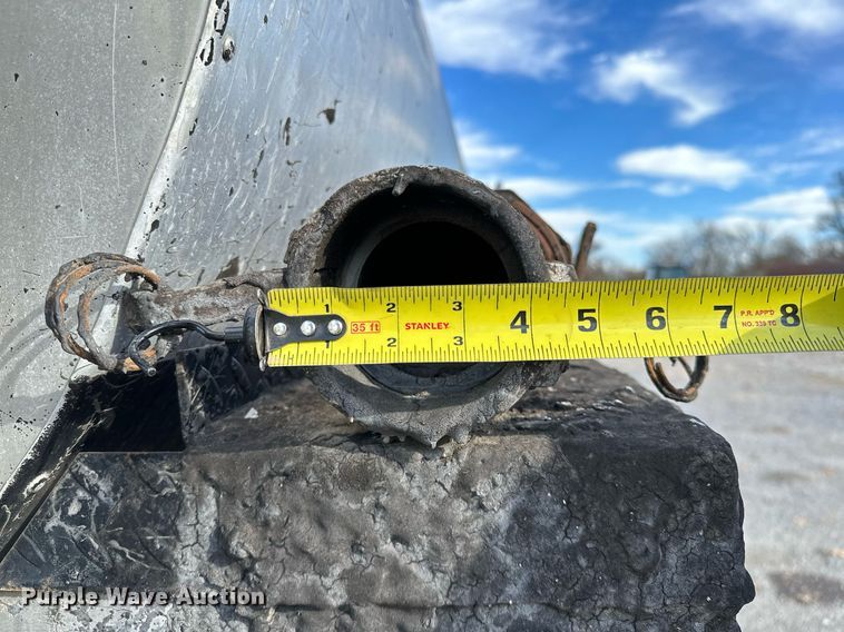 image for item LK9609 1993 Ford F700  oil distributor truck