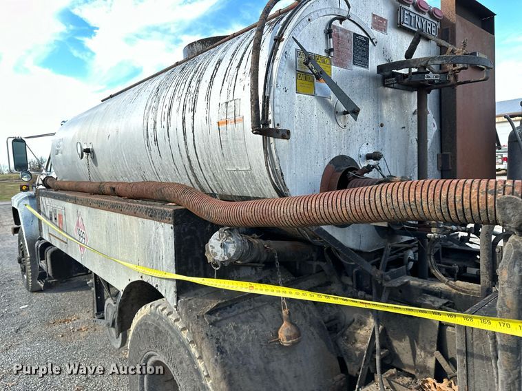 image for item LK9609 1993 Ford F700  oil distributor truck