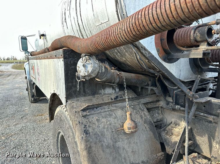 image for item LK9609 1993 Ford F700  oil distributor truck