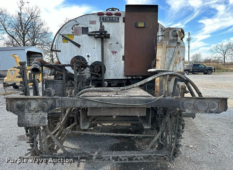 image for item LK9609 1993 Ford F700  oil distributor truck