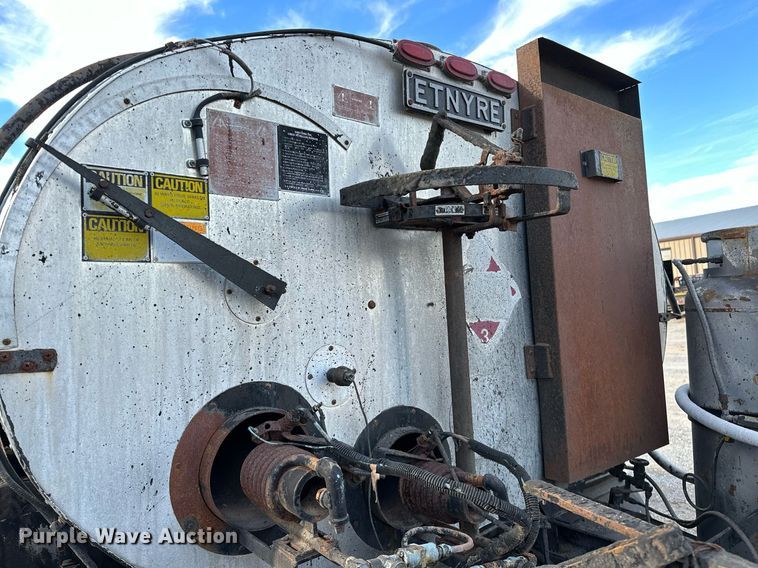 image for item LK9609 1993 Ford F700  oil distributor truck