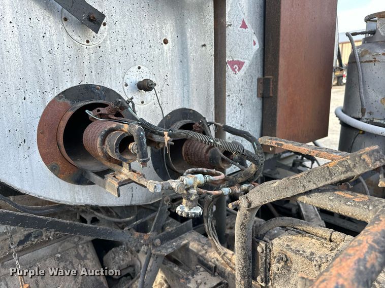 image for item LK9609 1993 Ford F700  oil distributor truck