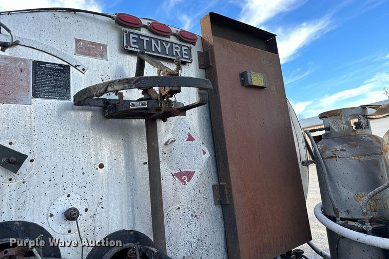 image for item LK9609 1993 Ford F700  oil distributor truck