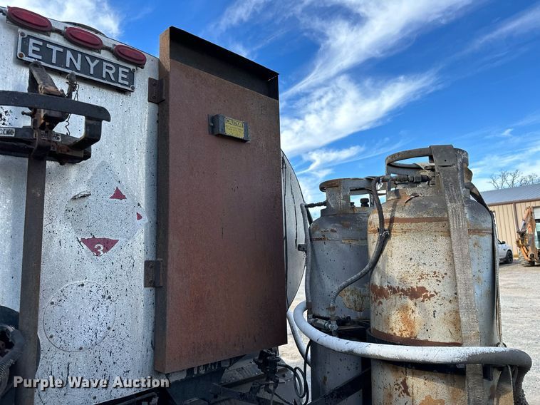 image for item LK9609 1993 Ford F700  oil distributor truck