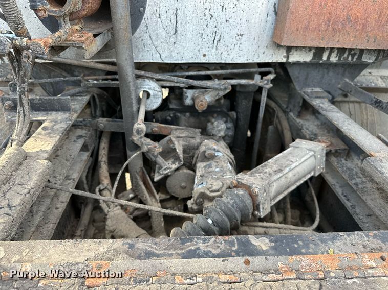 image for item LK9609 1993 Ford F700  oil distributor truck