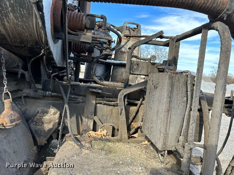 image for item LK9609 1993 Ford F700  oil distributor truck