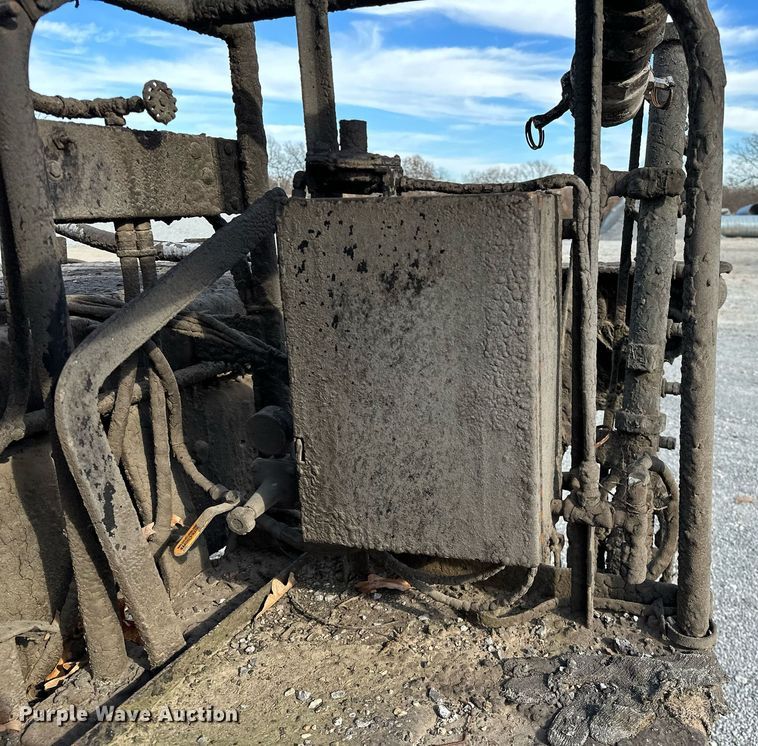 image for item LK9609 1993 Ford F700  oil distributor truck