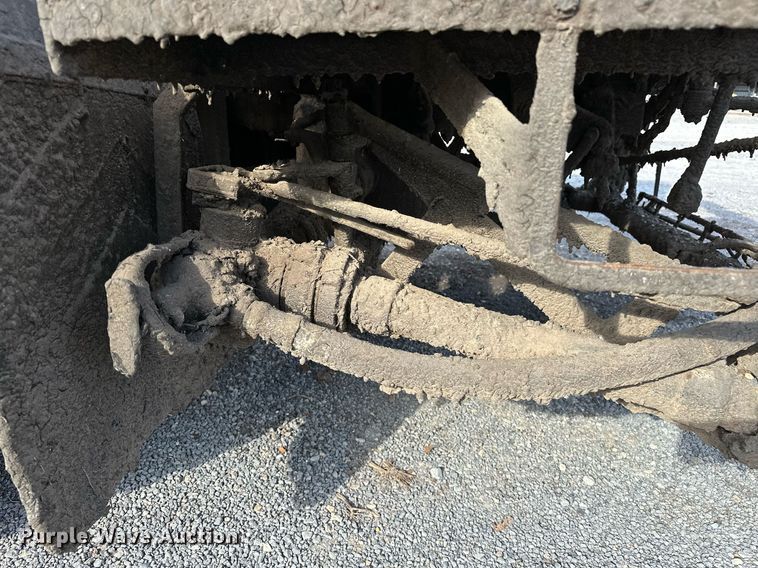 image for item LK9609 1993 Ford F700  oil distributor truck