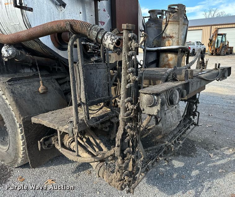 image for item LK9609 1993 Ford F700  oil distributor truck