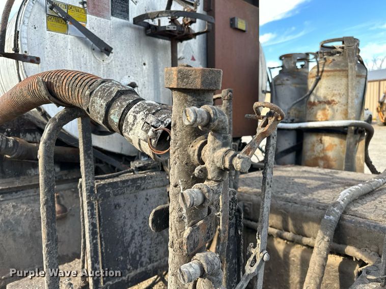 image for item LK9609 1993 Ford F700  oil distributor truck