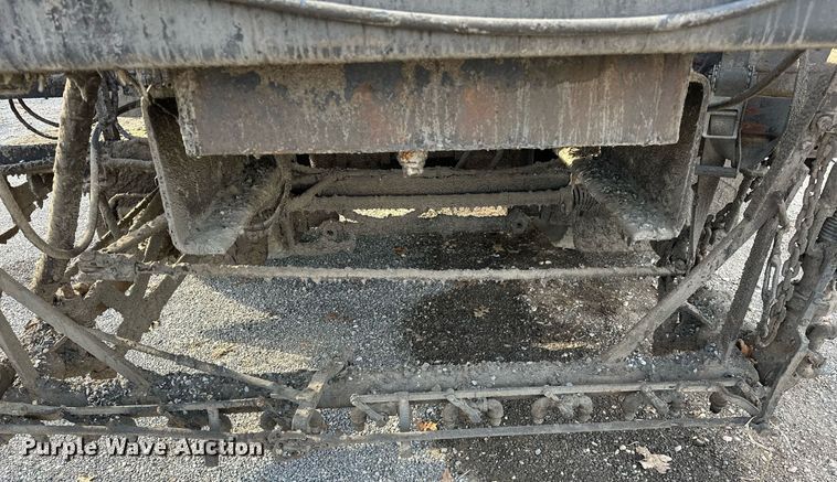 image for item LK9609 1993 Ford F700  oil distributor truck