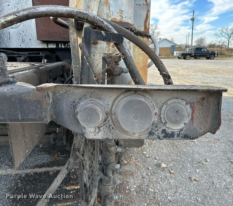 image for item LK9609 1993 Ford F700  oil distributor truck