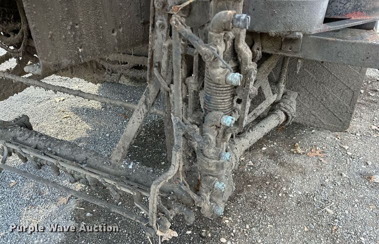 image for item LK9609 1993 Ford F700  oil distributor truck