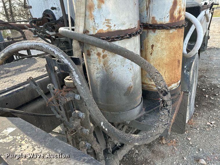 image for item LK9609 1993 Ford F700  oil distributor truck