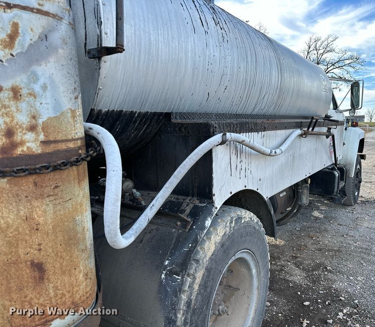image for item LK9609 1993 Ford F700  oil distributor truck