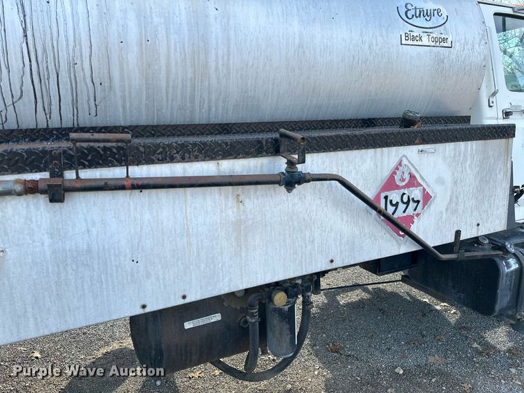 image for item LK9609 1993 Ford F700  oil distributor truck