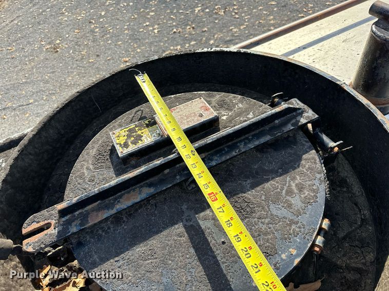 image for item LK9609 1993 Ford F700  oil distributor truck