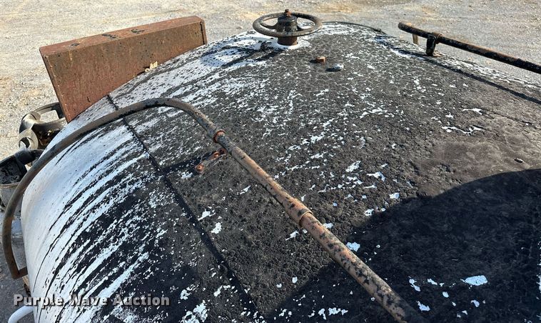 image for item LK9609 1993 Ford F700  oil distributor truck