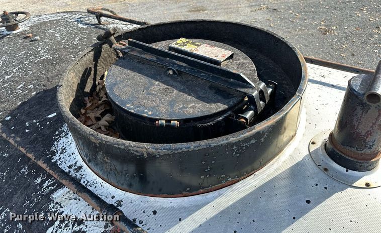 image for item LK9609 1993 Ford F700  oil distributor truck