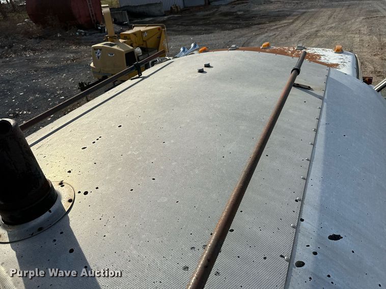 image for item LK9609 1993 Ford F700  oil distributor truck