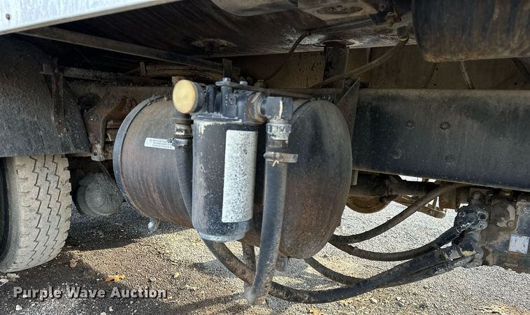 image for item LK9609 1993 Ford F700  oil distributor truck