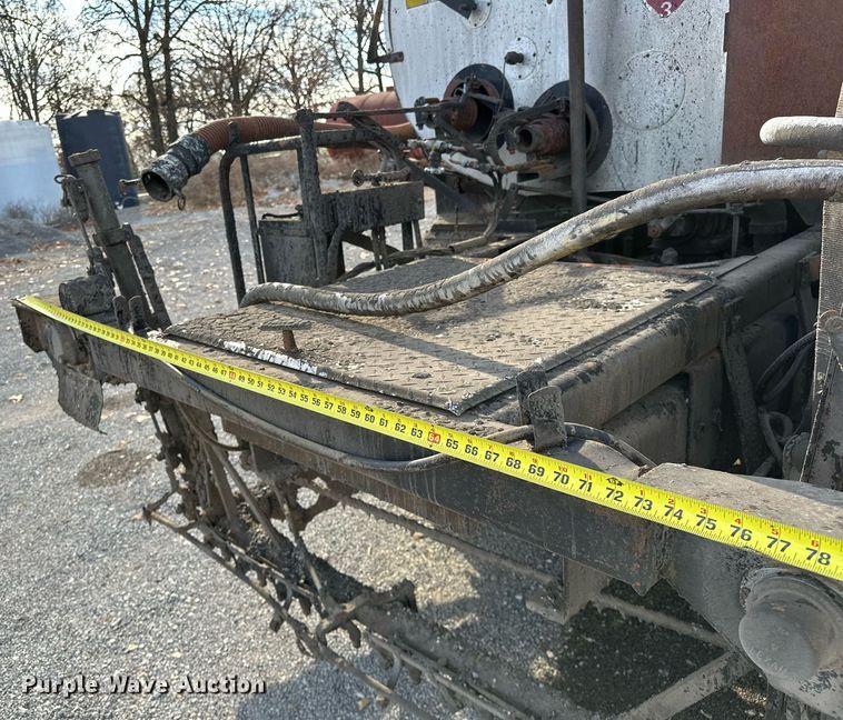 image for item LK9609 1993 Ford F700  oil distributor truck