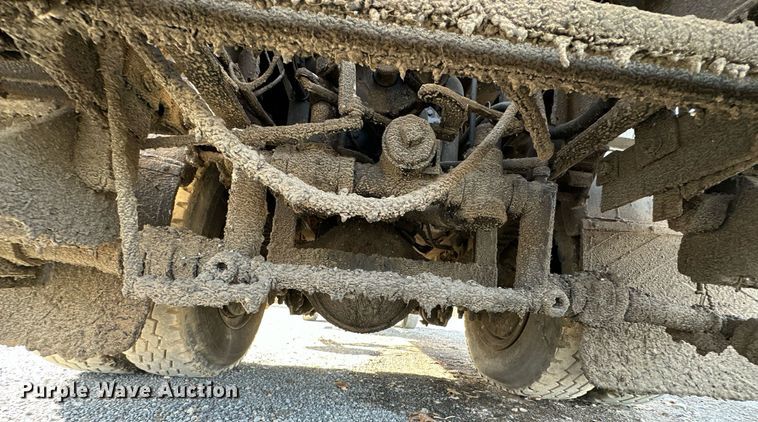 image for item LK9609 1993 Ford F700  oil distributor truck