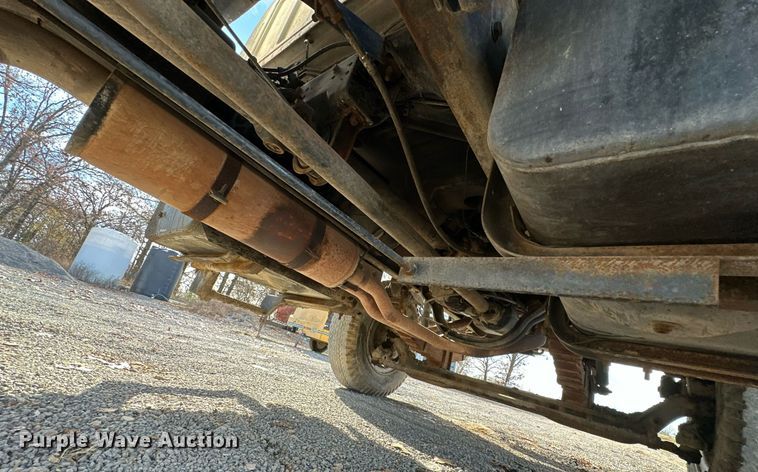 image for item LK9609 1993 Ford F700  oil distributor truck