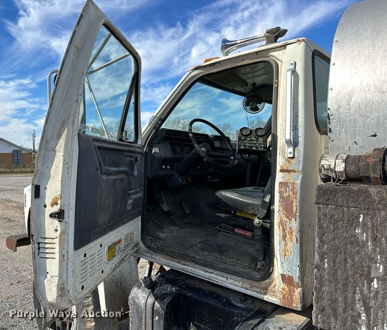 image for item LK9609 1993 Ford F700  oil distributor truck