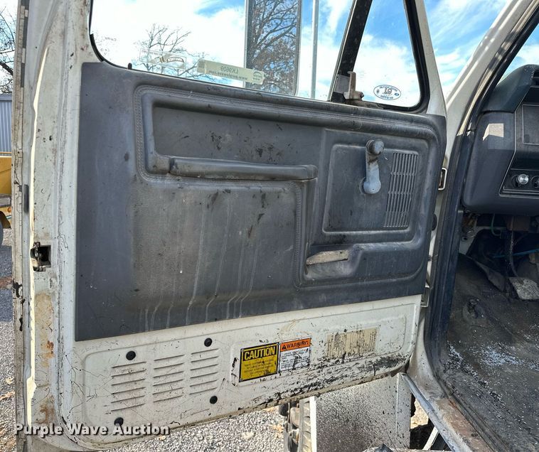 image for item LK9609 1993 Ford F700  oil distributor truck