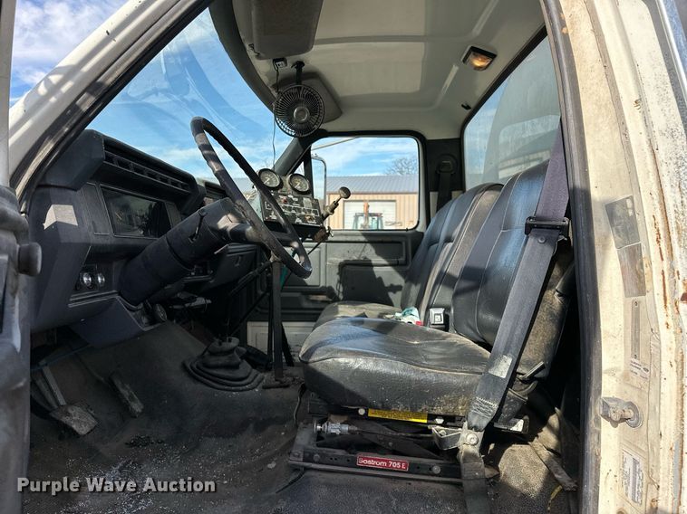 image for item LK9609 1993 Ford F700  oil distributor truck