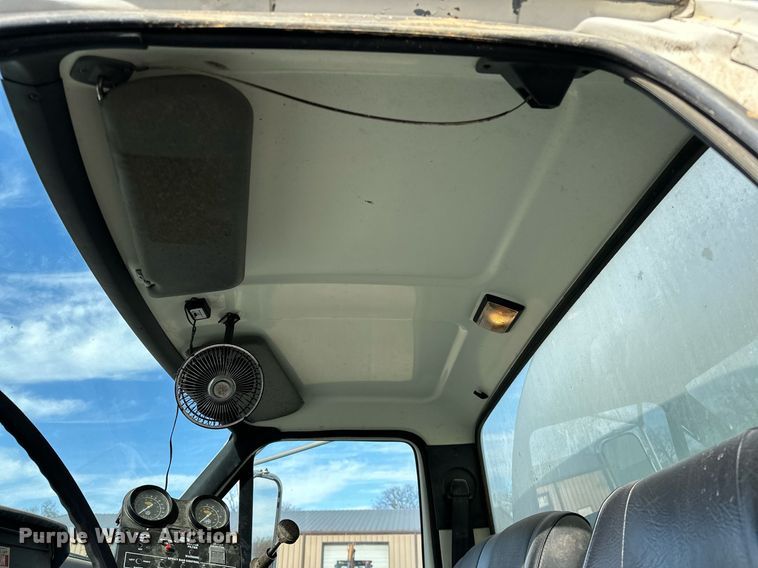 image for item LK9609 1993 Ford F700  oil distributor truck