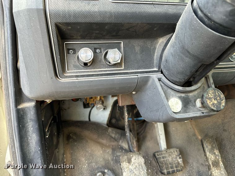 image for item LK9609 1993 Ford F700  oil distributor truck