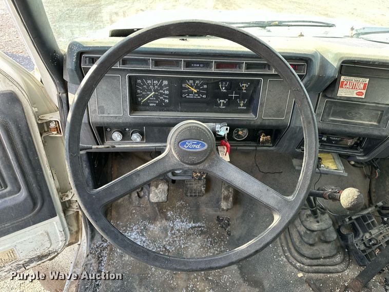 image for item LK9609 1993 Ford F700  oil distributor truck