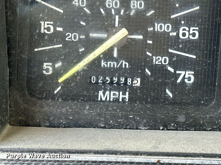 image for item LK9609 1993 Ford F700  oil distributor truck