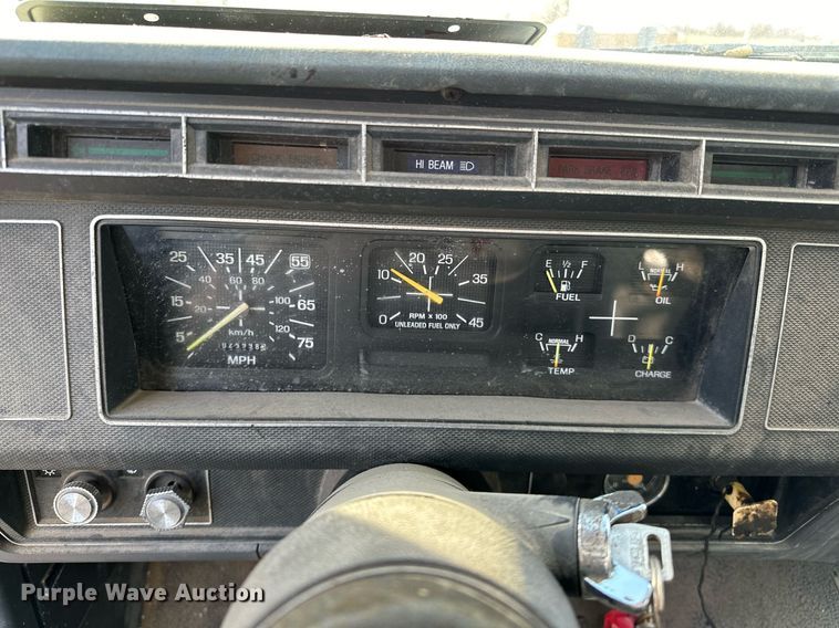 image for item LK9609 1993 Ford F700  oil distributor truck