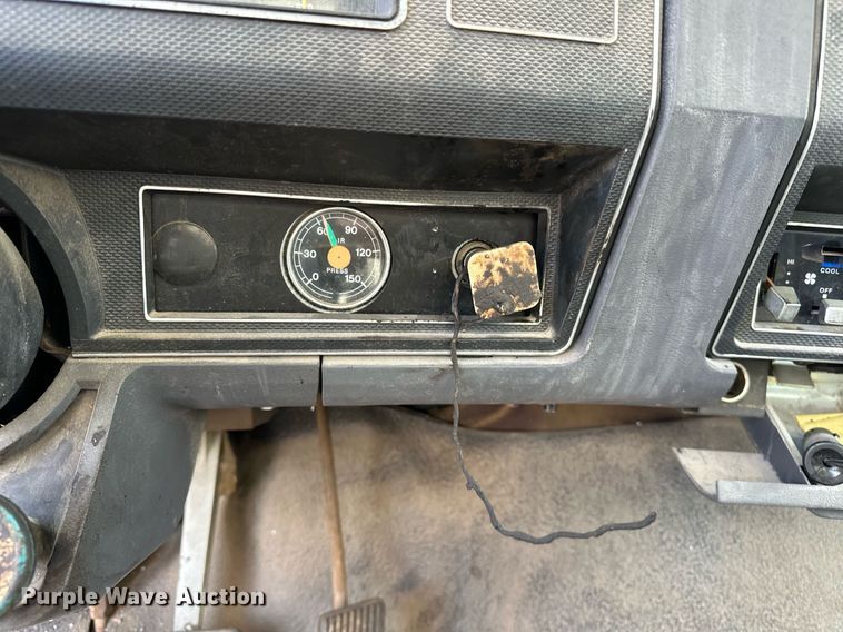 image for item LK9609 1993 Ford F700  oil distributor truck