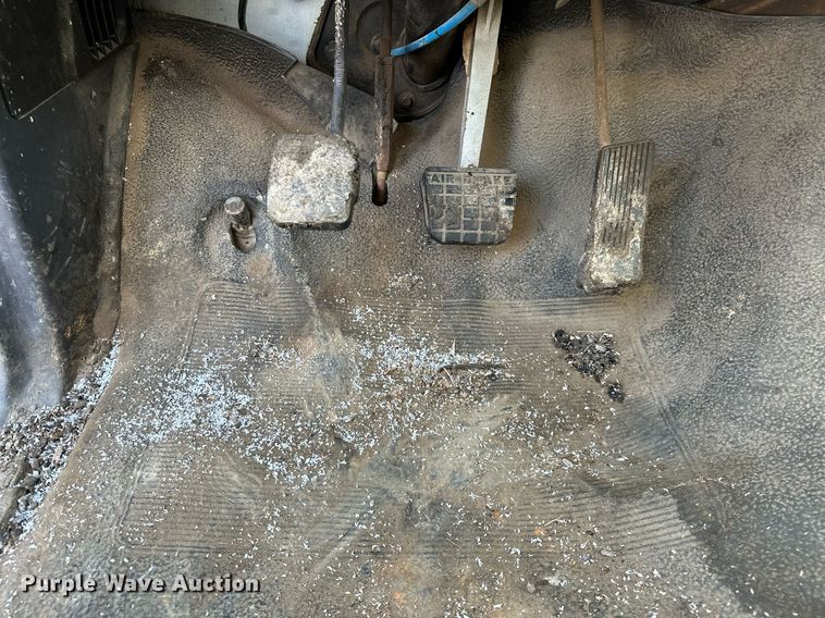 image for item LK9609 1993 Ford F700  oil distributor truck