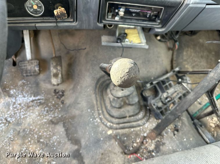 image for item LK9609 1993 Ford F700  oil distributor truck