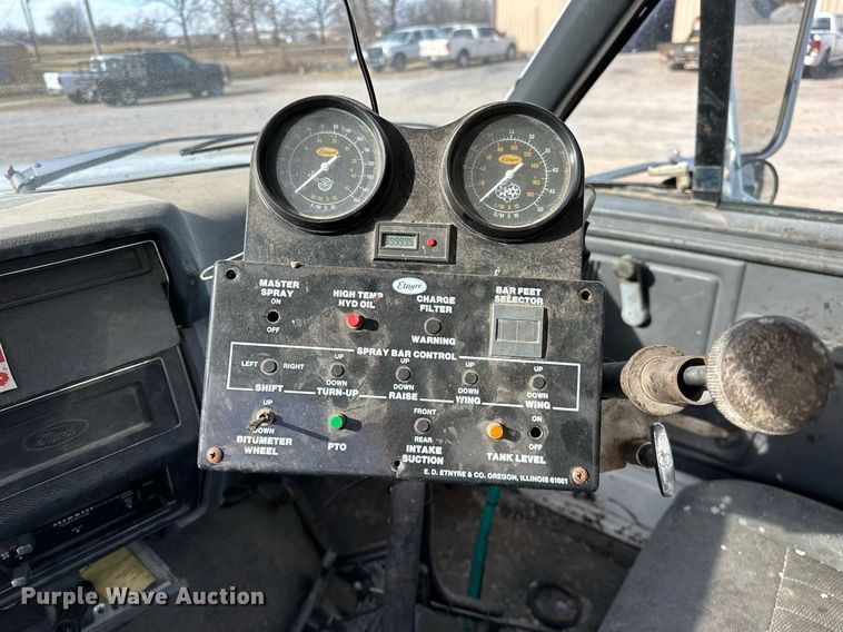 image for item LK9609 1993 Ford F700  oil distributor truck