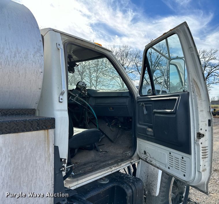 image for item LK9609 1993 Ford F700  oil distributor truck