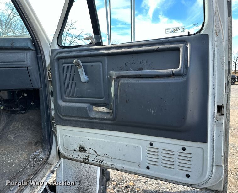 image for item LK9609 1993 Ford F700  oil distributor truck