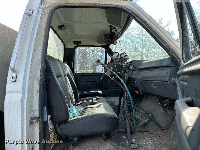 image for item LK9609 1993 Ford F700  oil distributor truck