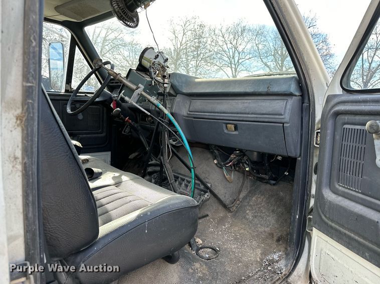 image for item LK9609 1993 Ford F700  oil distributor truck