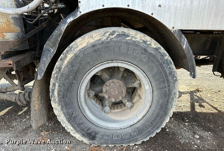 image for item LK9609 1993 Ford F700  oil distributor truck