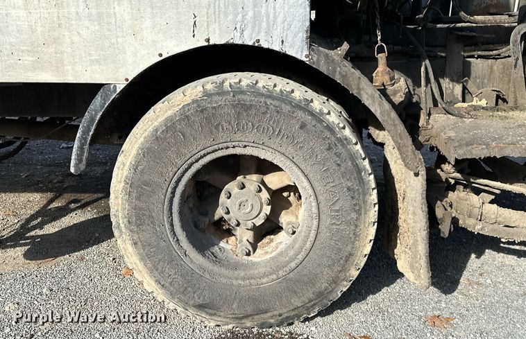 image for item LK9609 1993 Ford F700  oil distributor truck