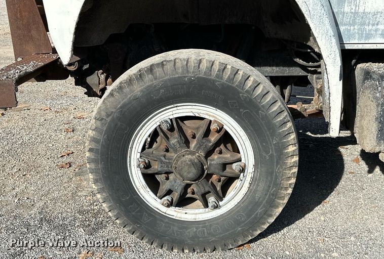 image for item LK9609 1993 Ford F700  oil distributor truck